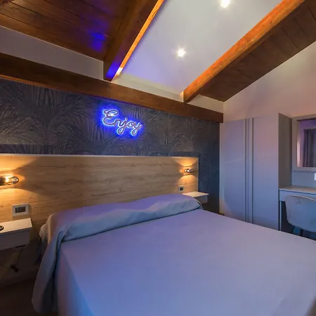 Hotel Vogue 2*